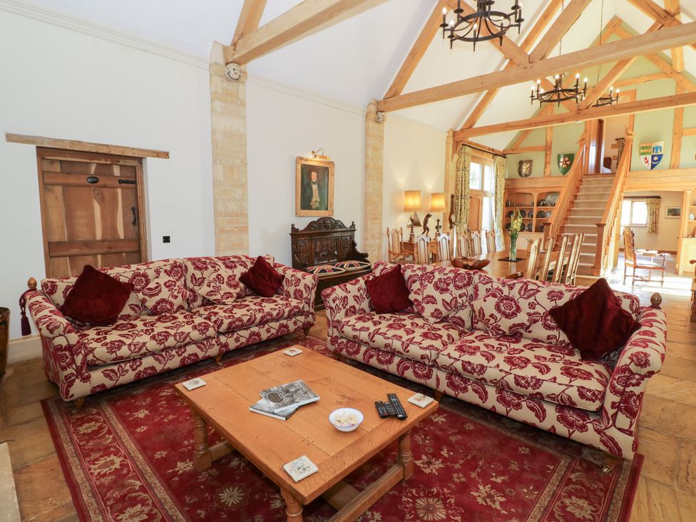 A living room with sofas and a coffee table at Rookery Hall Middle Hill near Broadway