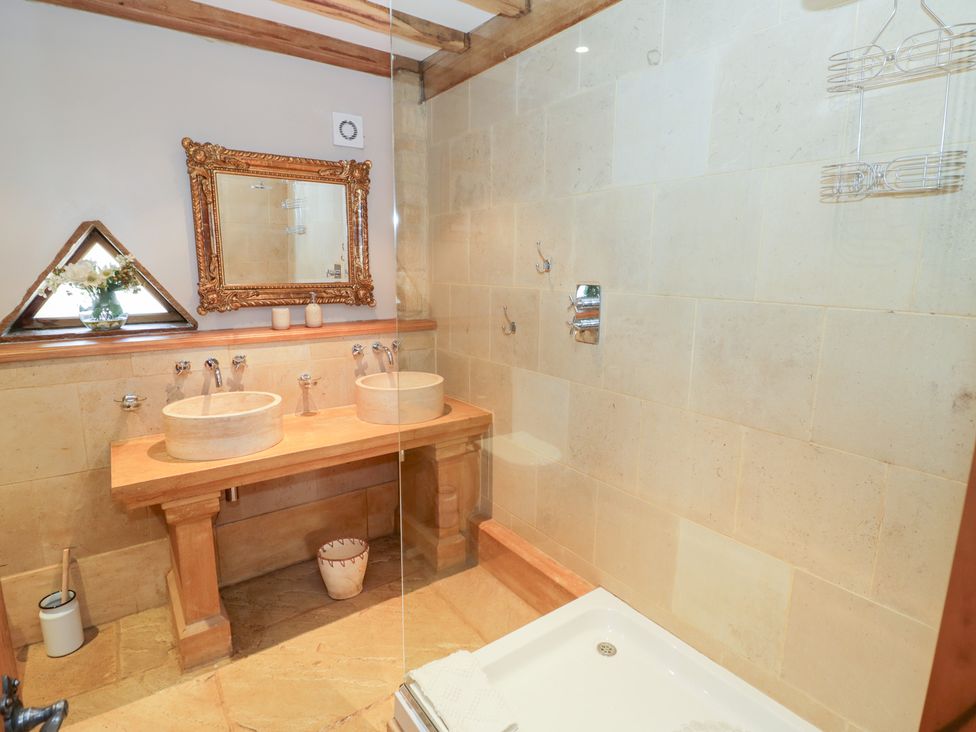 A bathroom with two washbasins and a bathtub at Rookery Hall Middle Hill near Broadway