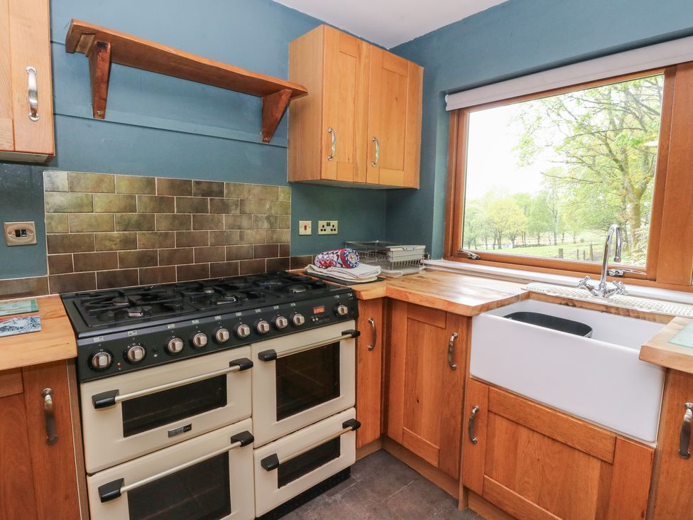 A kitchen with an oven and a sink at Puidrac Cottage in Balquhidder
