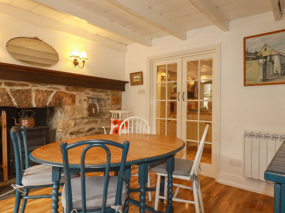 A dining room with a table and chairs at Vi’s Valley View Pentewan