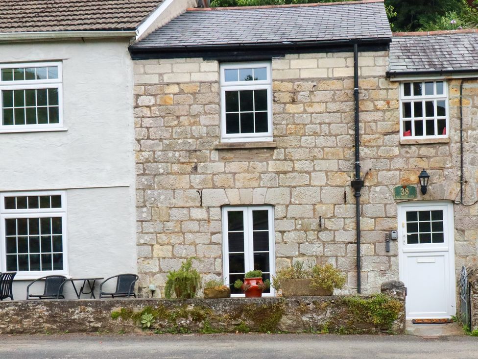 A building with windows and a door at Vi’s Valley View in Pentewan