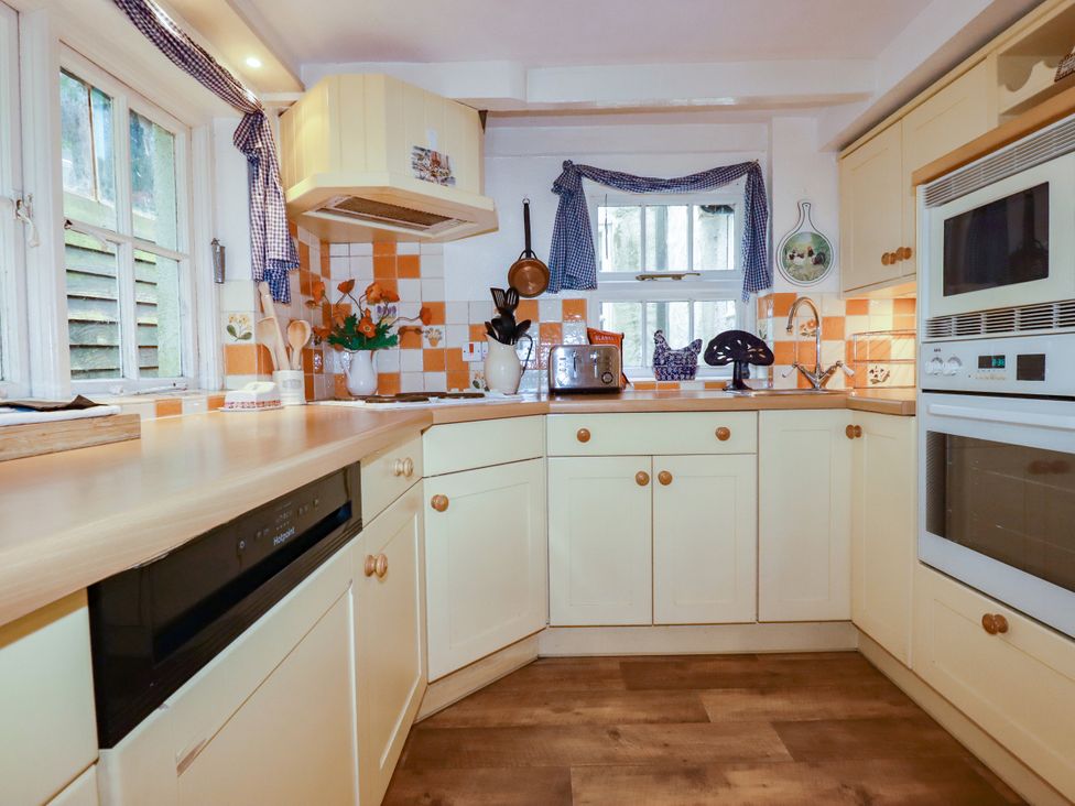 A kitchen with a sink and oven at Vi’s Valley View in Pentewan