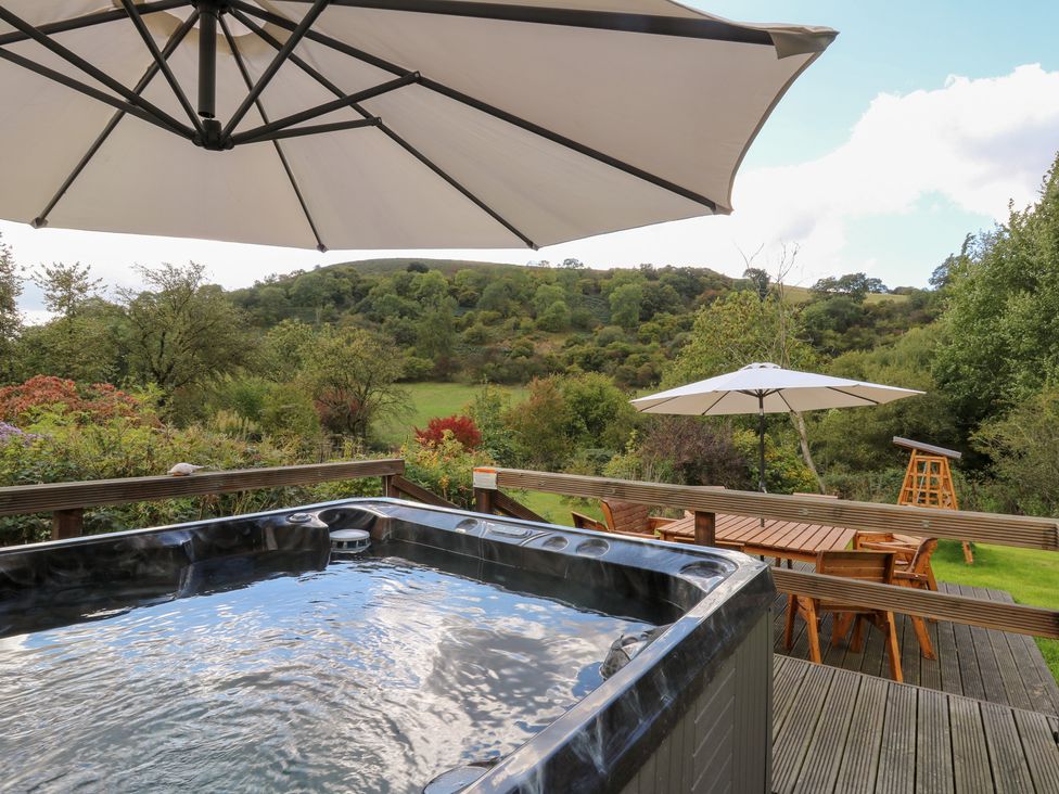 A garden with a hot tub and outdoor seating at Penarth Cregrina near Builth Wells