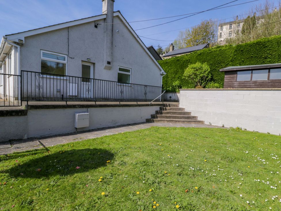 A garden area with a house and steps at Trem Y Foel in Penrhyndeudraeth