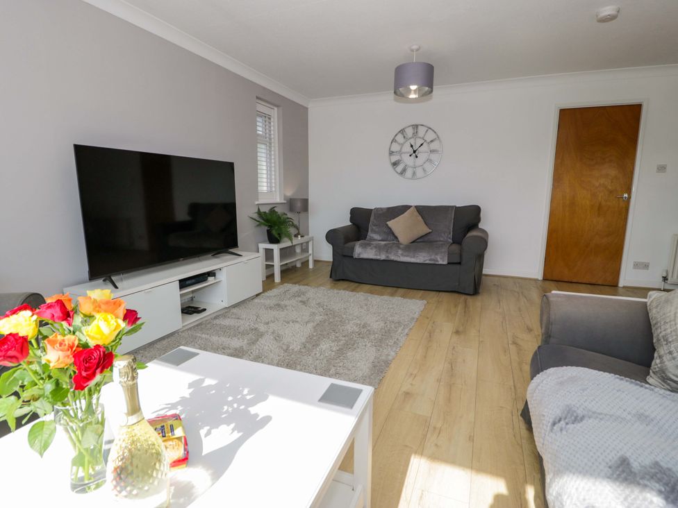 A living room with a television and sofa at Trem Y Foel in Penrhyndeudraeth