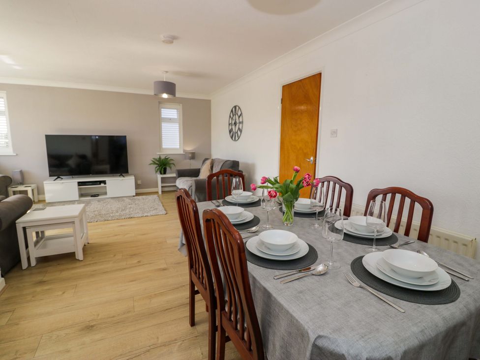 A dining room with a table and chairs at Trem Y Foel in Penrhyndeudraeth