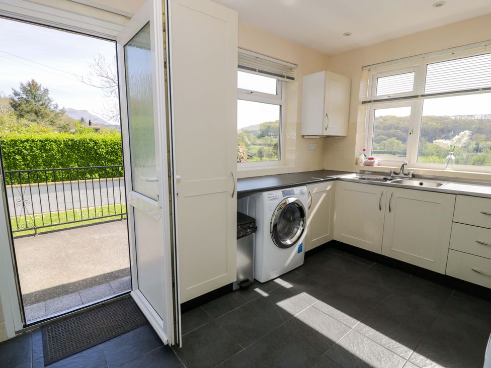 A kitchen with a washing machine and countertop at Trem Y Foel in Penrhyndeudraeth