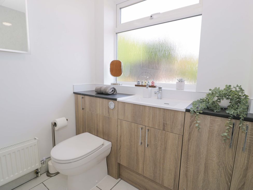A bathroom featuring a sink and toilet at Trem Y Foel in Penrhyndeudraeth