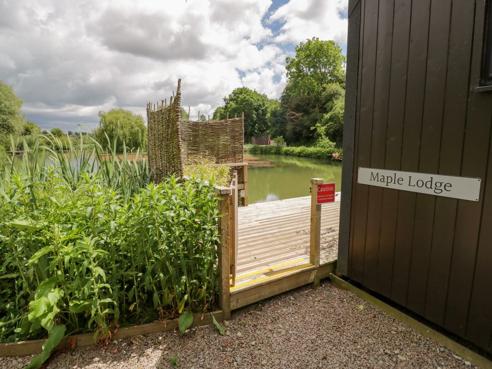 Maple Lodge at Bridge Lake Farm & Fishery - Cotswolds - 1110645 - thumbnail photo 2