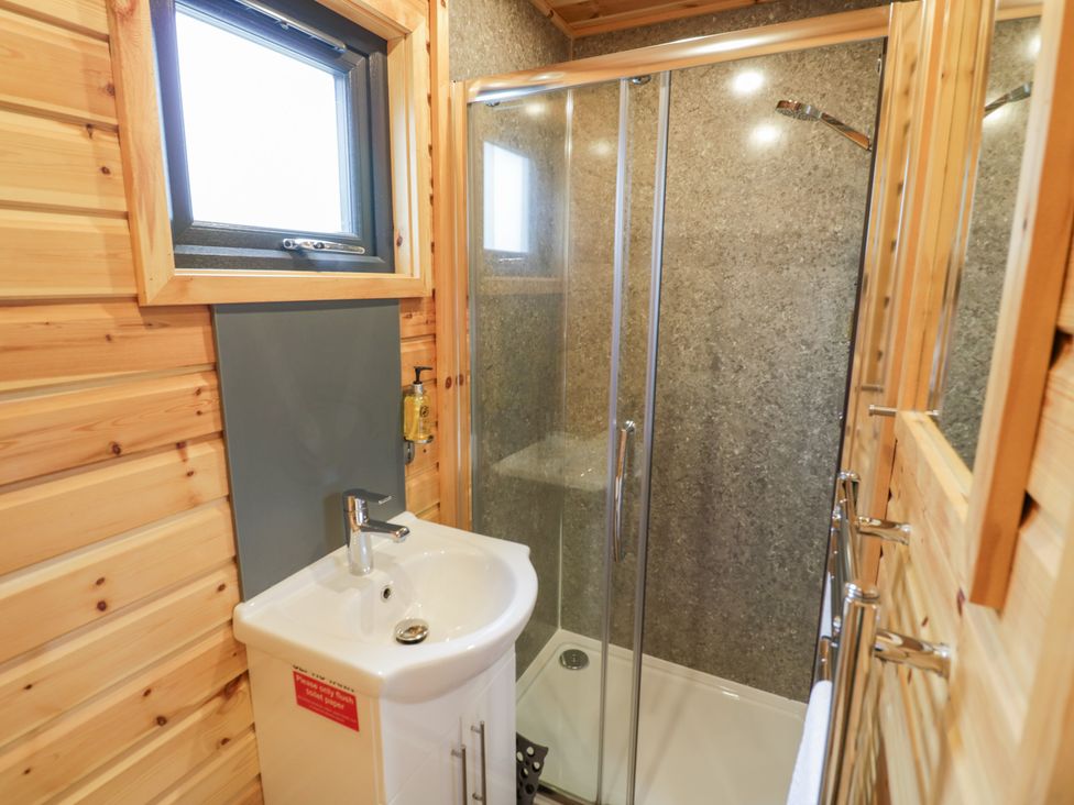 A bathroom with a shower and sink at Maple Lodge at Bridge Lake Farm & Fishery Chacombe
