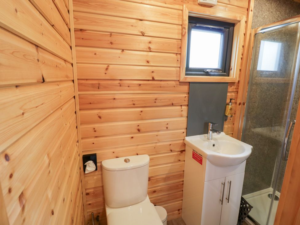 A bathroom with a sink and toilet at Maple Lodge at Bridge Lake Farm & Fishery, Chacombe