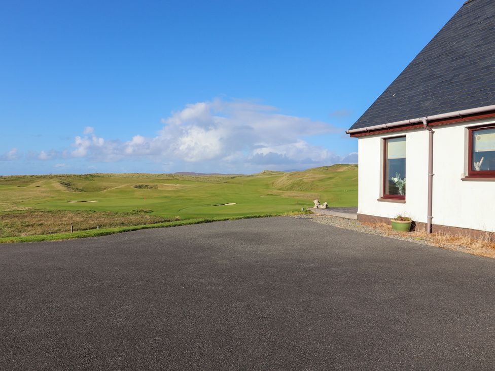 A house adjacent to a golf course at Otter Cottage Scarista near Leverburgh
