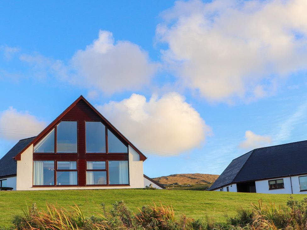 A house with large windows at Otter Cottage in Scarista near Leverburgh