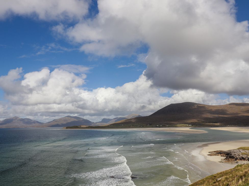 A view of sea and mountains at Corncrake Cottage in Leverburgh