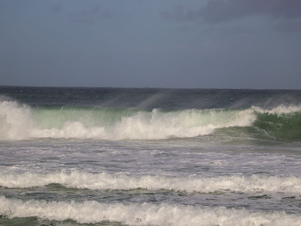 Waves crashing on the shore at Corncrake Cottage in Leverburgh