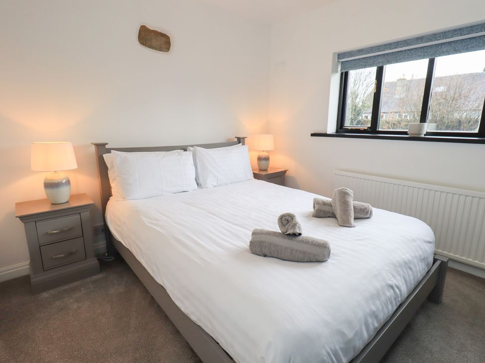 A bedroom featuring a bed with towels on it at Glen Lea in Giggleswick, Settle