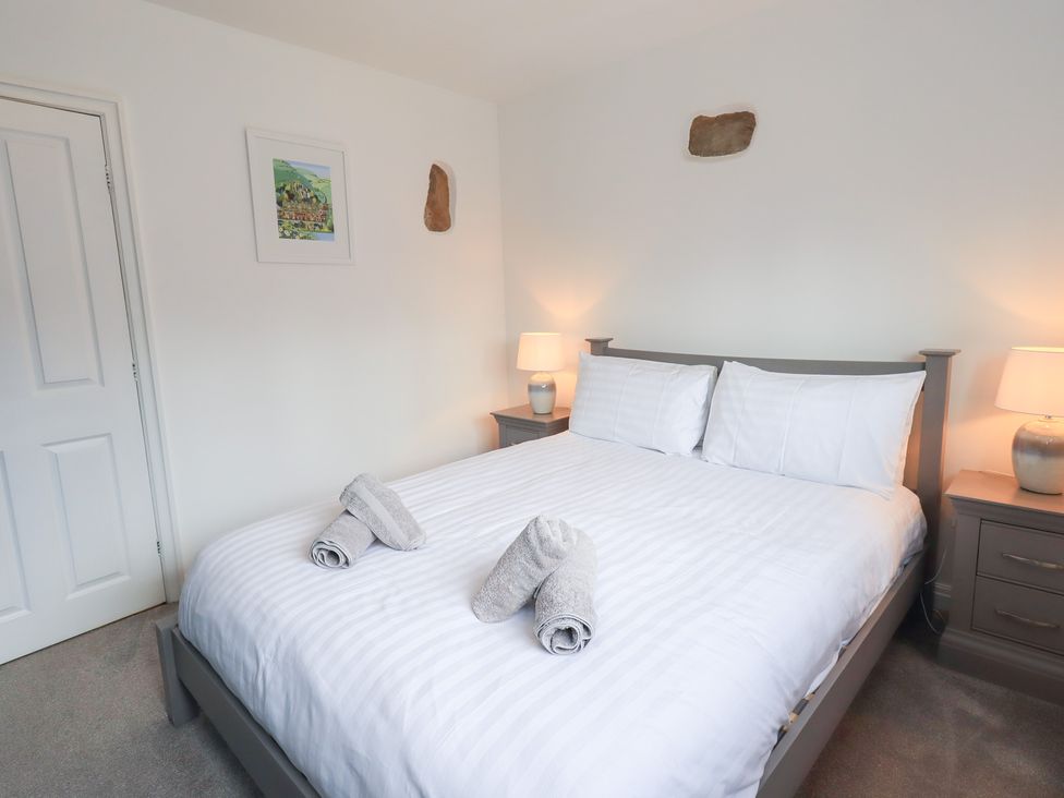 A bedroom with a bed and bedside tables at Glen Lea in Giggleswick, Settle