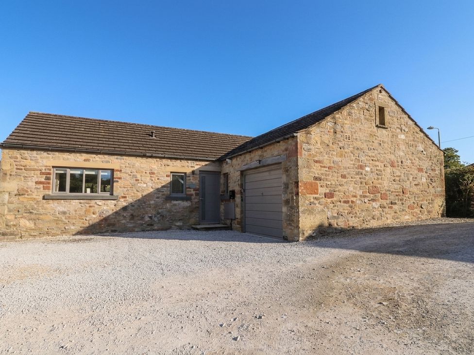 A house with a garage and driveway at Glen Lea in Giggleswick, Settle