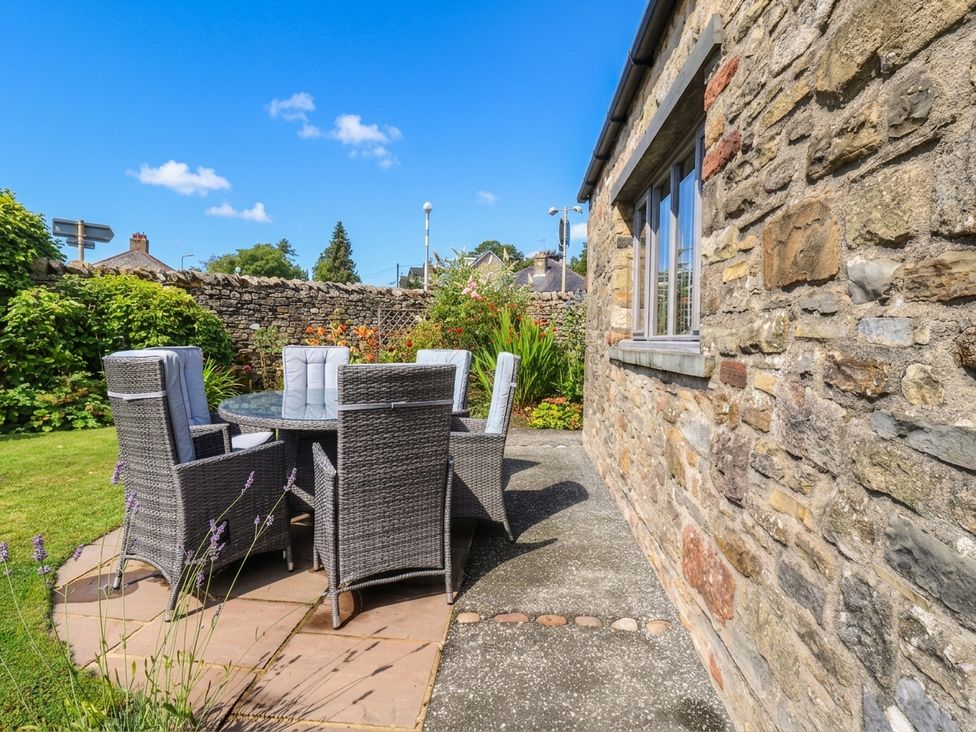 A garden with a table and chairs at Glen Lea in Giggleswick, Settle