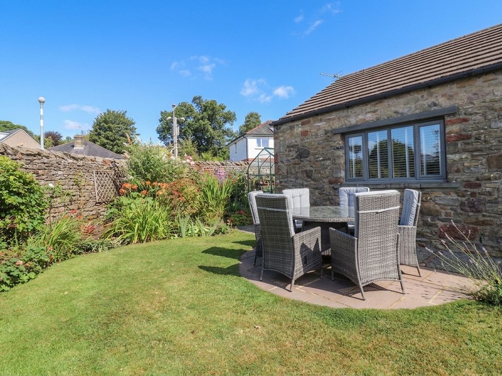 A garden with outdoor seating at Glen Lea in Giggleswick, Settle