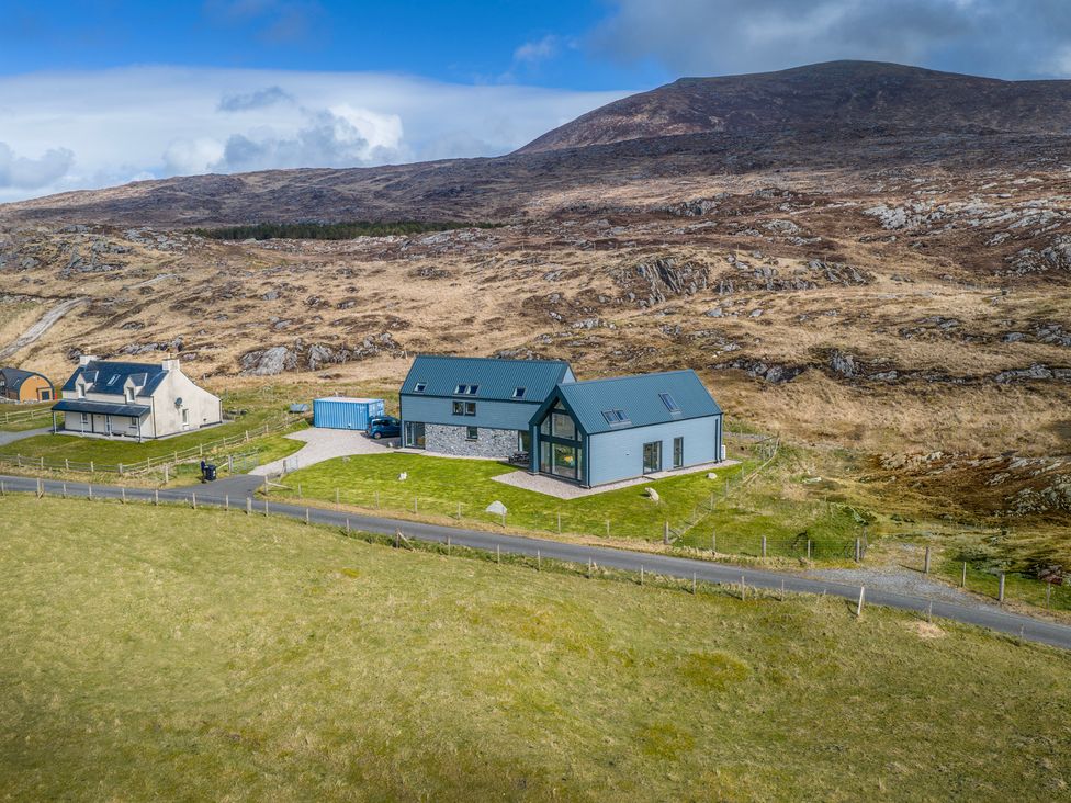A house surrounded by mountains and grass at Taigh Rona Luskentyre Isle Of Harris