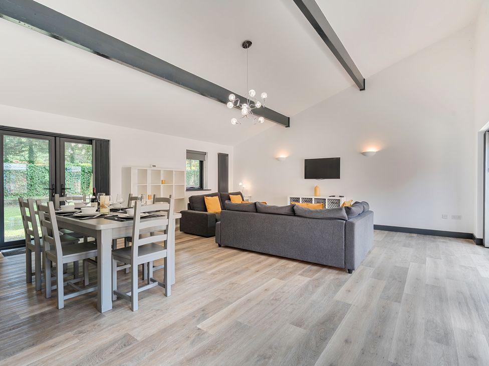 A living room with a dining table and sofa at The Cottage in Wimborne Minster