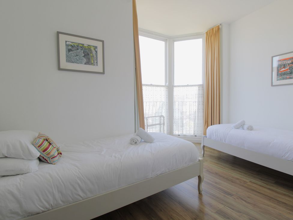 A bedroom with two single beds at 11 Cove View Apartments Ilfracombe