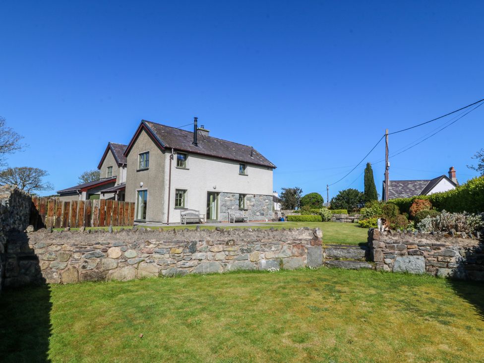 A house with a garden at Bronfa in Tregarth