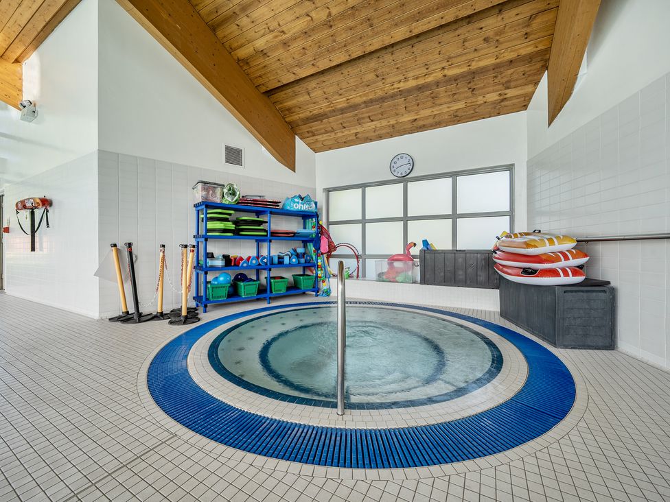 A spa and equipment in an indoor pool area at Jubilee Two Bedroom House Pet Friendly Penrith