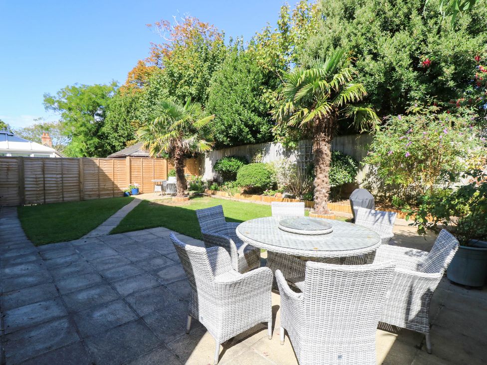A garden with a dining table and chairs at Altair Colwell Bay near Freshwater