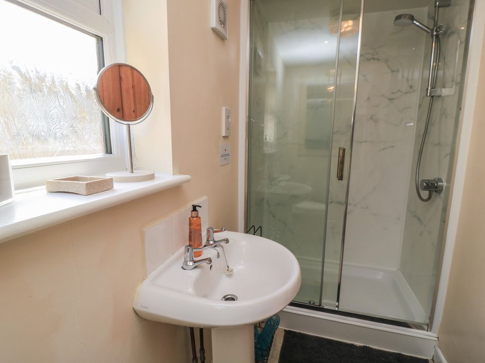 A bathroom with a wash basin and shower at Ryecross Farm Cottage in Shaftesbury