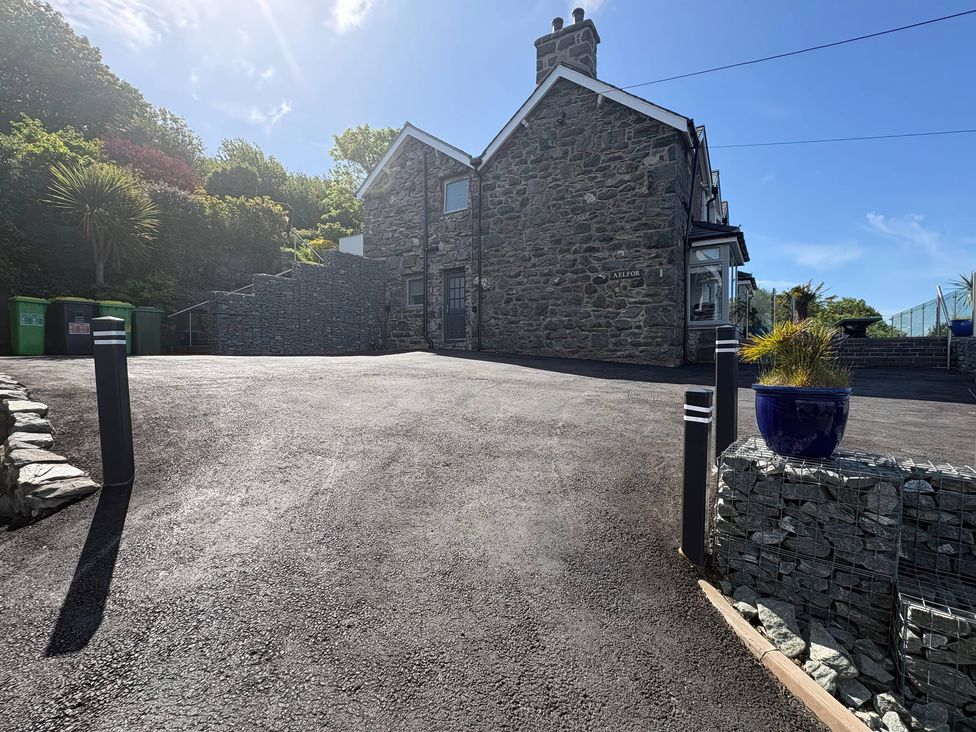 An outdoor area with a stone house and driveway at Aelfor in Harlech