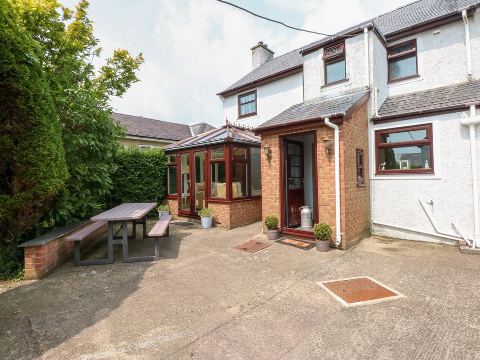 An outdoor area with a table and chairs at Fairfield in Llanbedrog