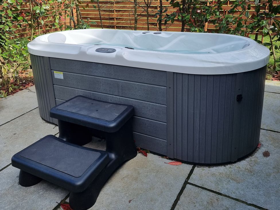 A hot tub with steps at Blackcap in Huggate near Bishop Wilton