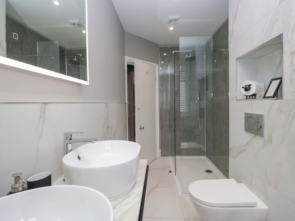 A bathroom with two sinks and a shower enclosure at Beckmead in Windermere