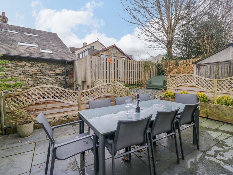 A garden with a dining table and chairs at Beckmead in Windermere