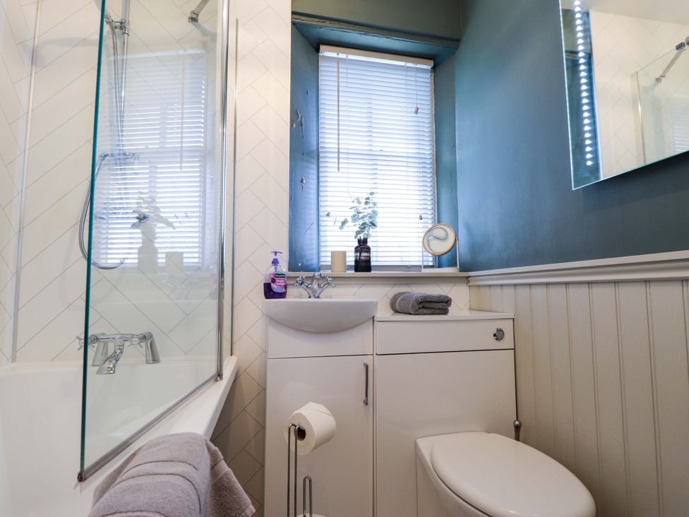 A bathroom with a shower, bathtub, toilet, and sink at Porter's Lodge in Inverness