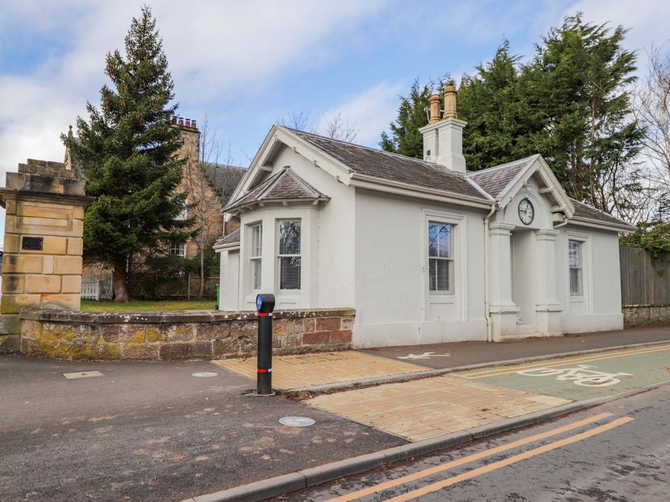 A house with a clock on the wall at Porter's Lodge in Inverness