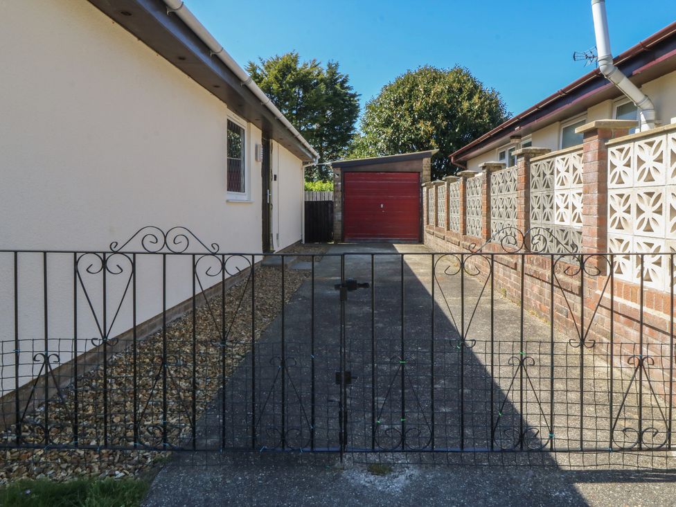 An outdoor area with a gate and garage at Ty Glan Morfa in Morfa Bychan