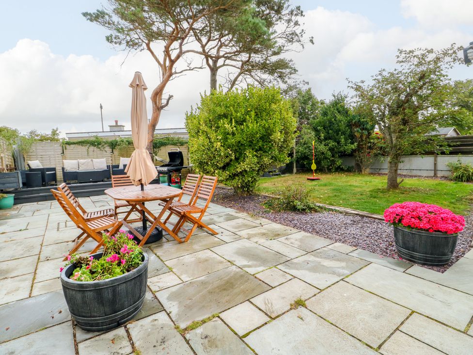 A garden with patio furniture and plants at Valley Pines in Valley