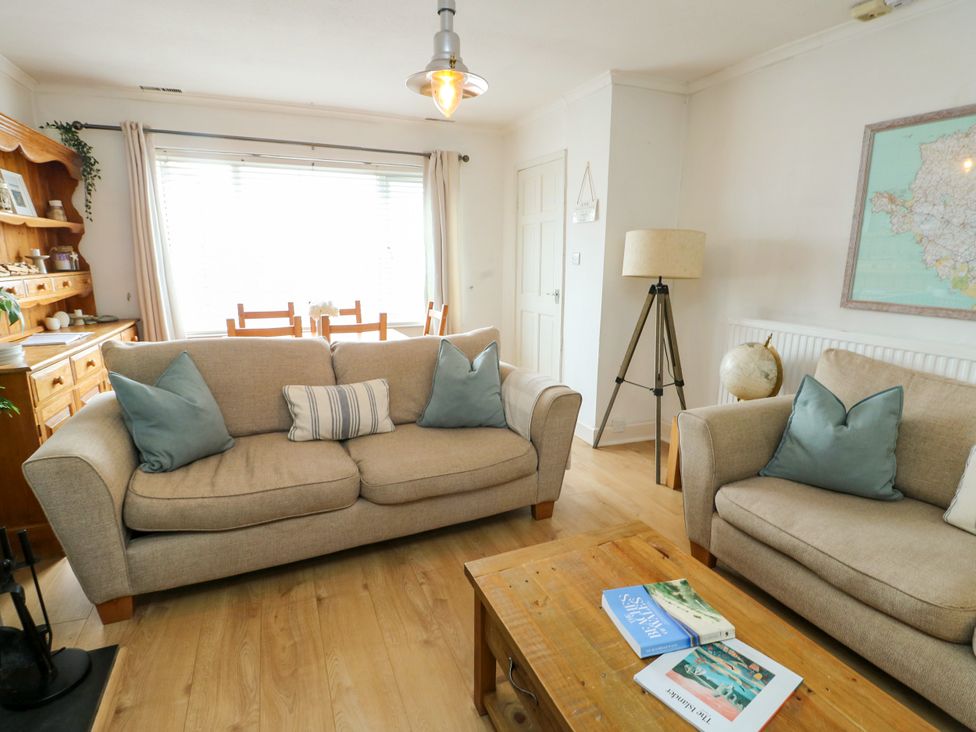 A living room with sofas and a dining area at Valley Pines in Valley