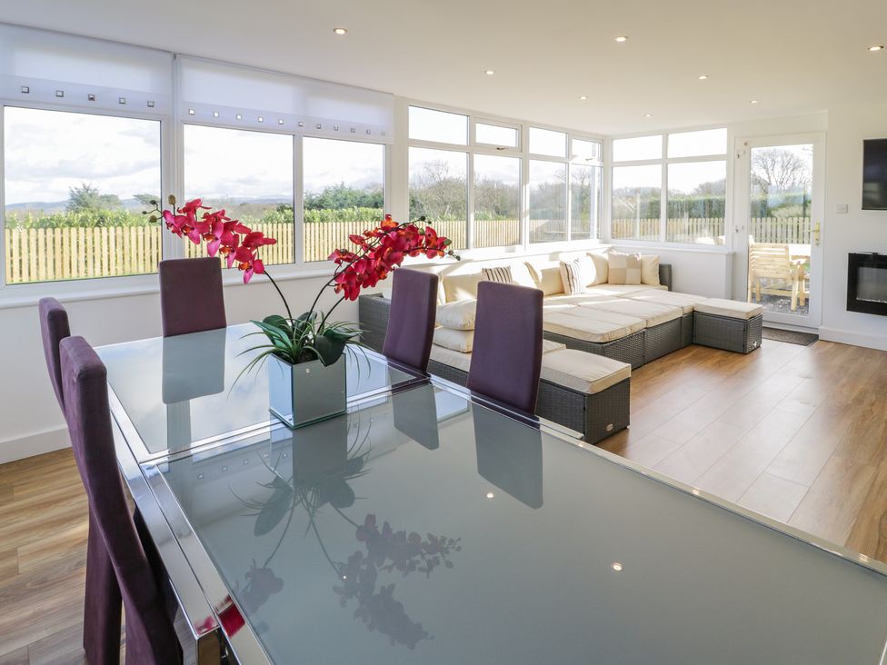 Top Of The Lane Luxury Holiday Apartment - Anglesey - 1115803 - thumbnail photo 4
