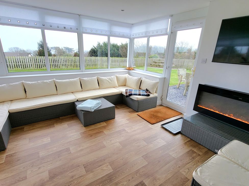 Top Of The Lane Luxury Holiday Apartment - Anglesey - 1115803 - thumbnail photo 35