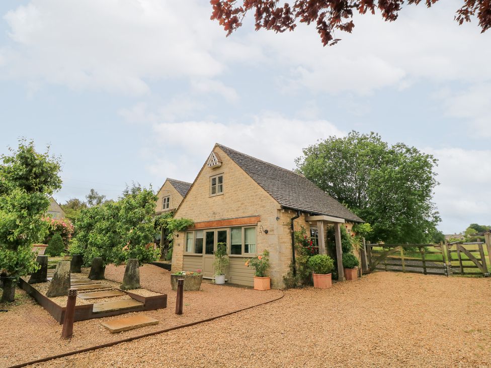 A house with garden and pathway at Pudding Hill Barn Cottage Bibury