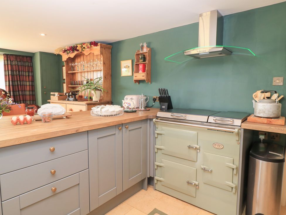 A kitchen featuring an oven and cabinets at Pudding Hill Barn Cottage Bibury