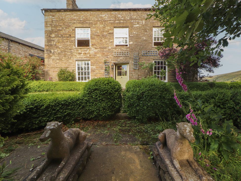A stone house with garden and sculptures at Garsdale Foot in Sedbergh
