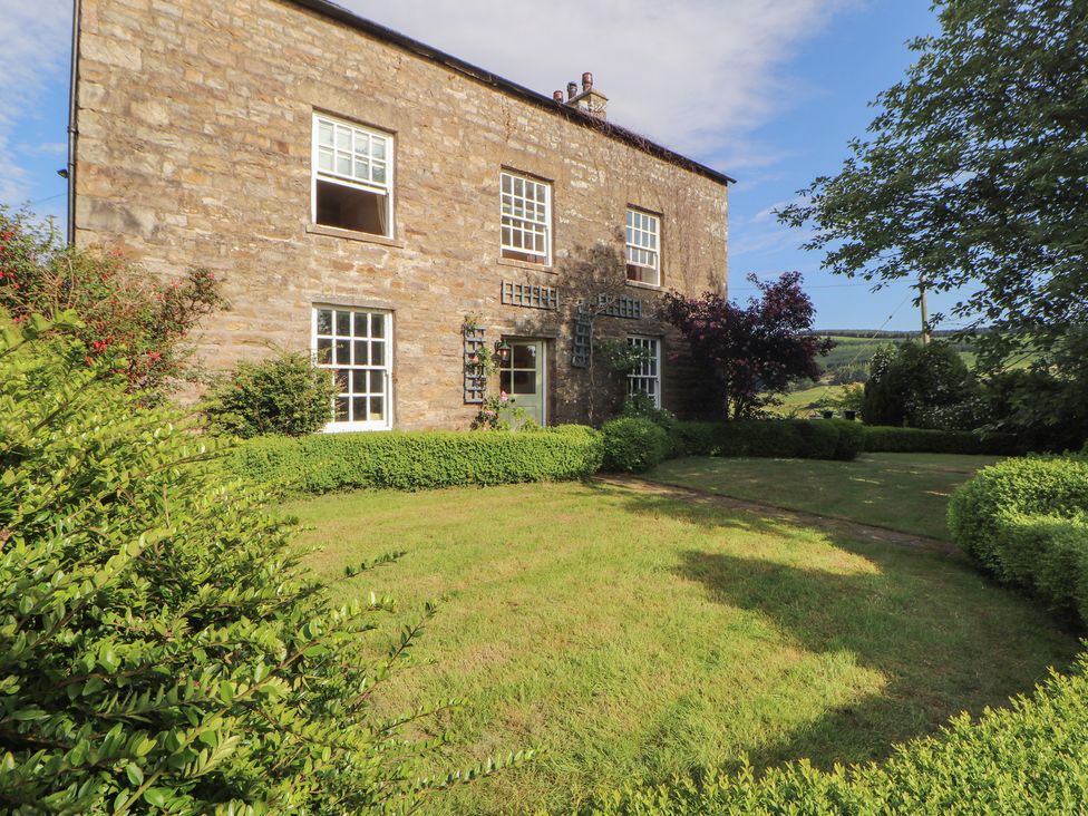 A house with windows and a lawn at Garsdale Foot in Sedbergh