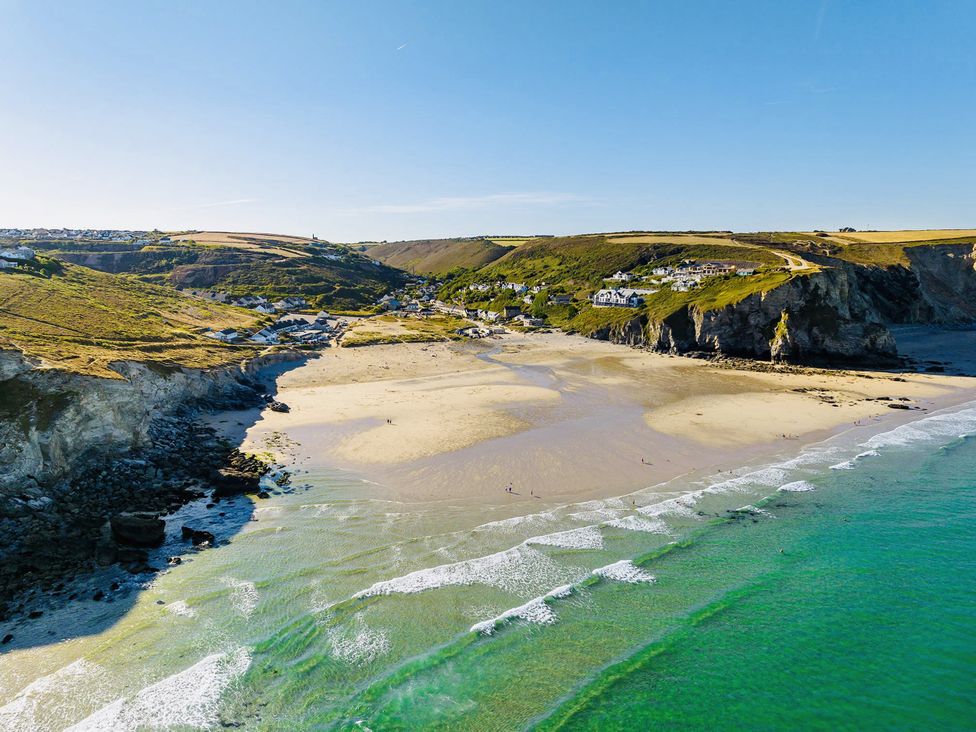 A beach with waves and cliffs at Kippy Cottage in Truro