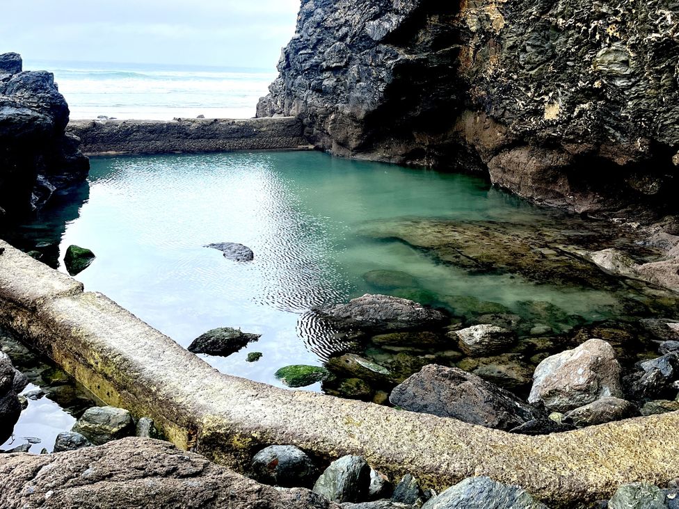 A rock pool near the sea at Kippy Cottage in Porthtowan