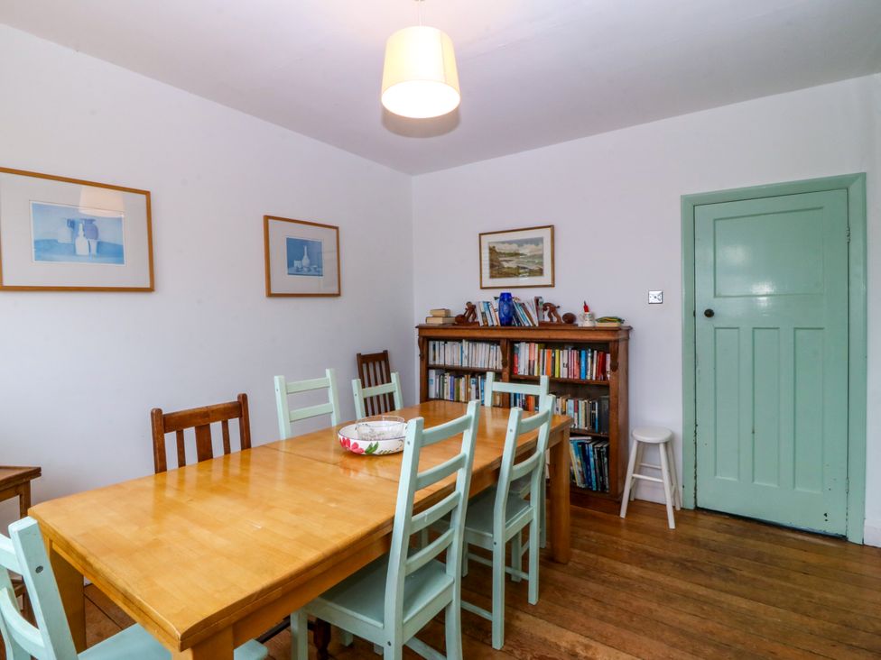 A dining room with a table and chairs at Faraway in Rhosneigr